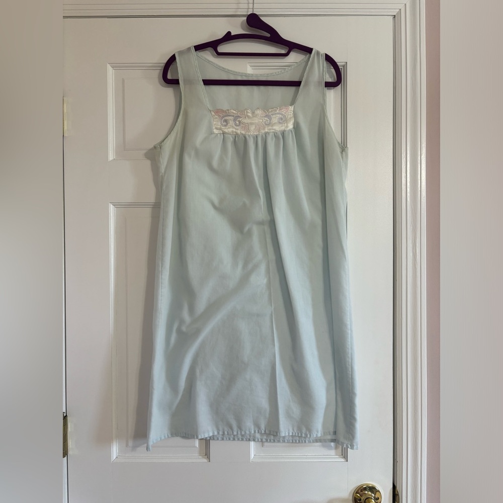 Vintage Elegant Light Blue Sleeveless Nightgown